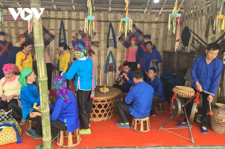 Uniknya Acara Menjemput Pengantin Perempuan dari Warga Etnis Minoritas Giay di Provinsi Lai Chau - ảnh 2