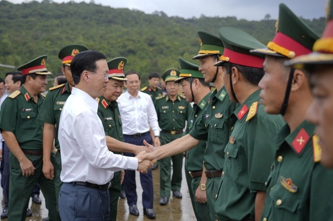 Presiden Vietnam, Vo Van Thuong Kunjungi Rakyat dan Prajurit di Pulau Tho Chau - ảnh 1