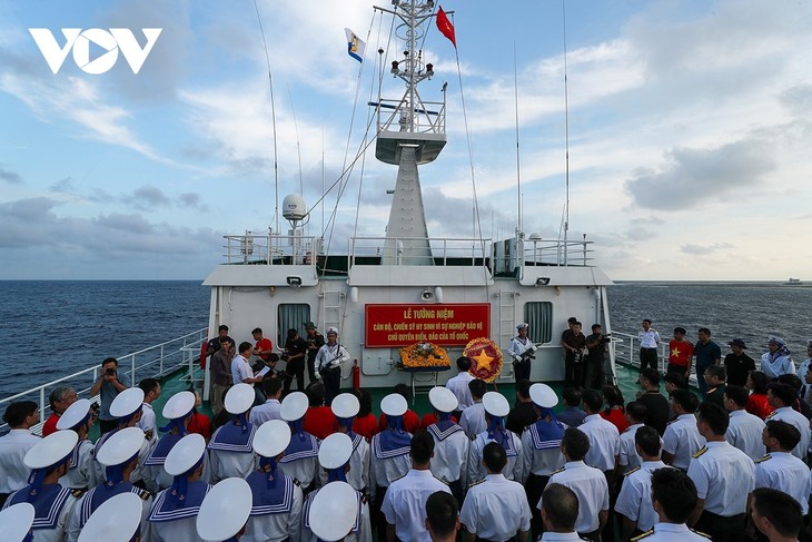 Upacara Mengenangkan 64 Pahlawan yang Gugur Saat Bertugas Melindungi Pulau Gac Ma - ảnh 1