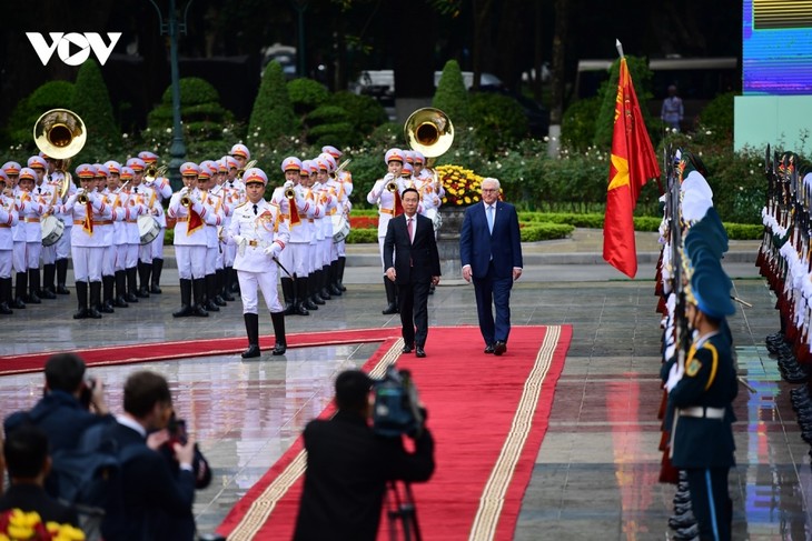 Presiden Vietnam, Vo Van Thuong Memimpin Acara Penyambutan Presiden Republik Federasi Jerman - ảnh 1