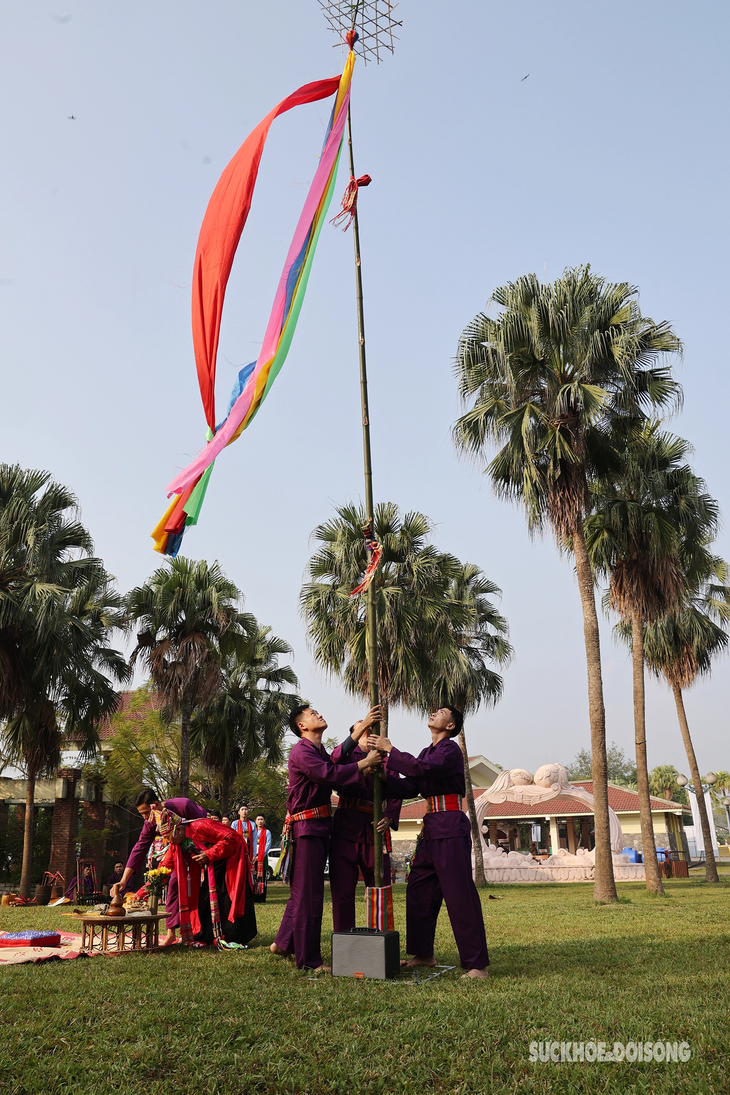 Adat Menegakkan Pohon “Neu” pada Hari Raya Tet dari Warga Etnis Minoritas Muong di Provinsi Thanh Hoa - ảnh 2