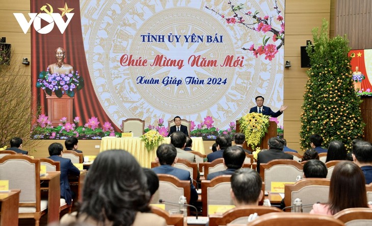Ketua MN Vietnam, Vuong Dinh Hue Kunjungi dan Ucapkan Selamat Hari Raya Tet di Provinsi Yen Bai - ảnh 1