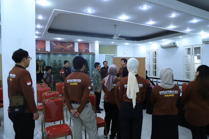 Pemilu Indonesia 2024: Warga Indonesia di Vietnam Memberikan Suara Lebih Dini - ảnh 1