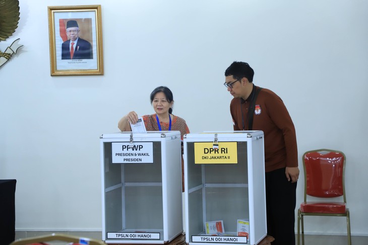 Pemilu Indonesia 2024: Warga Indonesia di Vietnam Memberikan Suara Lebih Dini - ảnh 4