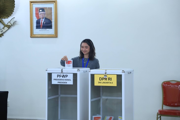 Pemilu Indonesia 2024: Warga Indonesia di Vietnam Memberikan Suara Lebih Dini - ảnh 3