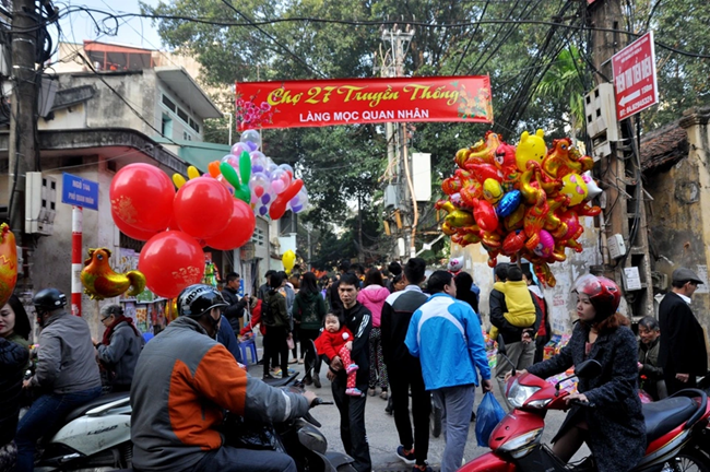 Warga Kota Hanoi Berbelanja untuk Hari Raya Tet di Pasar Berusia Ratusan Tahun yang Diselenggarakan Sekali Setahun - ảnh 1