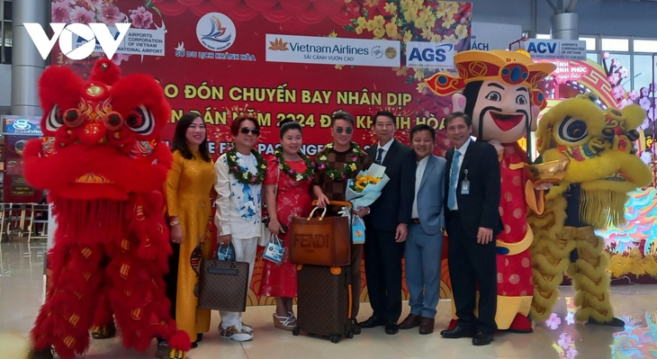 Provinsi Khanh Hoa Menyambut Kedatangan Lebih dari 630 Ribu Pengunjung Selama Hari Raya Tet Tahun Naga - ảnh 1