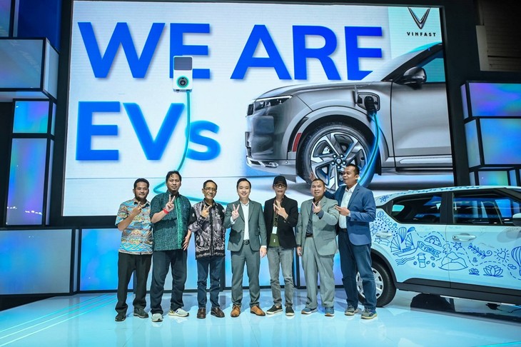VinFast Tandatangani Kesepakatan untuk Memasok 600 Mobil Listrik kepada Tiga Badan Usaha Indonesia - ảnh 1