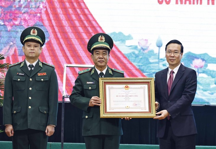 Presiden Vietnam, Vo Van Thuong Sampaikan Bintang Jasa Kemenangan Kelas Kedua kepada Tentara Perbatasan - ảnh 1