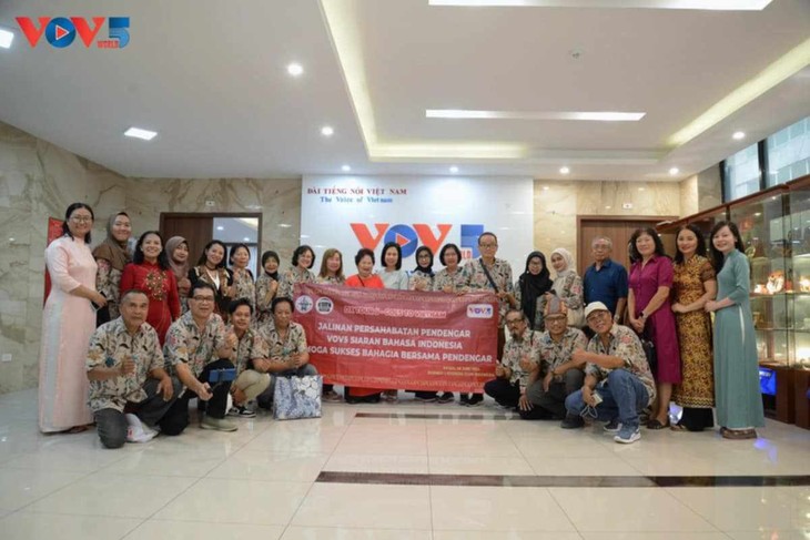  Pimpinan Radio Suara Vietnam Menerima Borneo Listener Club, Indonesia - ảnh 4