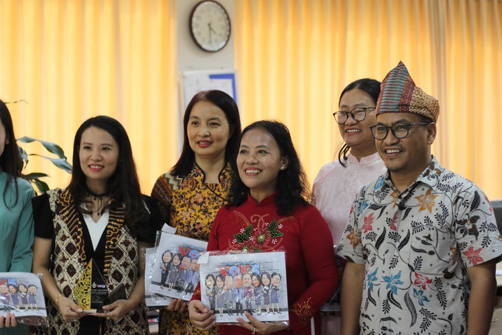 Program Siaran Bahasa Indonesia: Dari Instruki Paman Ho Hingga Jembatan Penghubung Persahabatan Vietnam – Indonesia Melalui Gelombang Siaran - ảnh 2