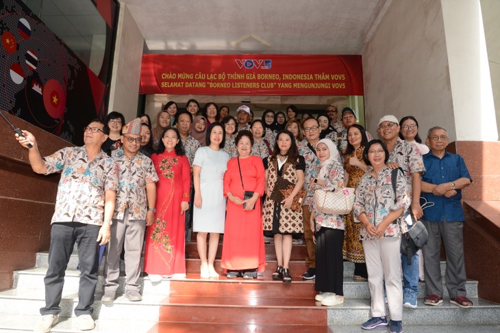 DX Tour V Vietnam: Kunjungan Turut Mempererat Hubungan Persahabatan antara Pendengar dan VOV - ảnh 19