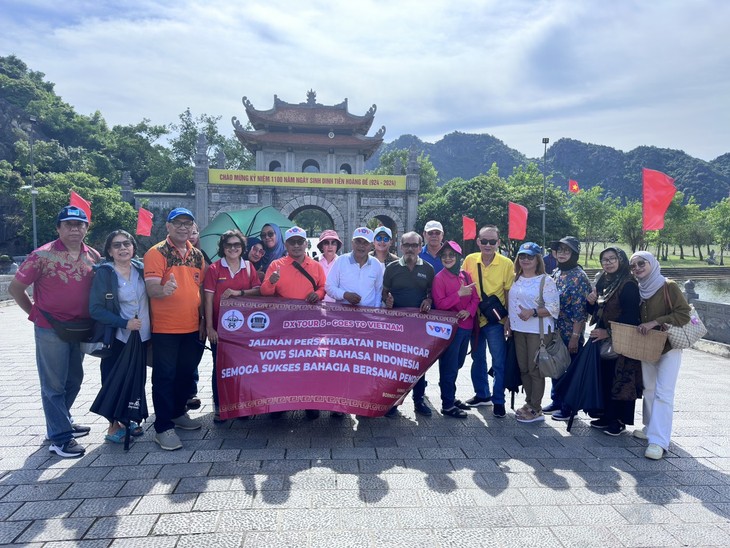 DX Tour V Vietnam: Kunjungan Turut Mempererat Hubungan Persahabatan antara Pendengar dan VOV - ảnh 22
