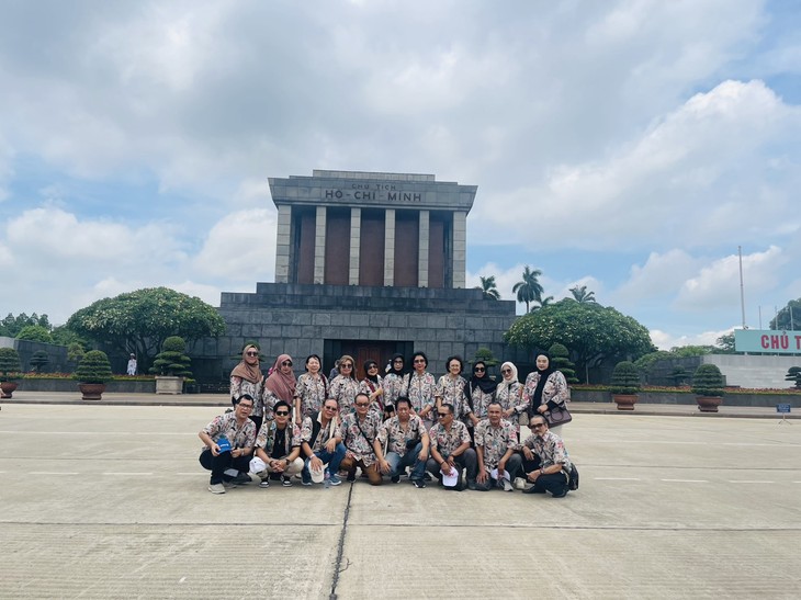 DX Tour V Vietnam: Kunjungan Turut Mempererat Hubungan Persahabatan antara Pendengar dan VOV - ảnh 21