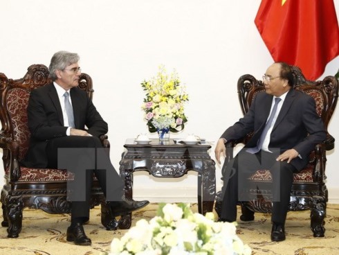Prime Minister Nguyen Xuan Phuc welcomes Siemens CEO - ảnh 1