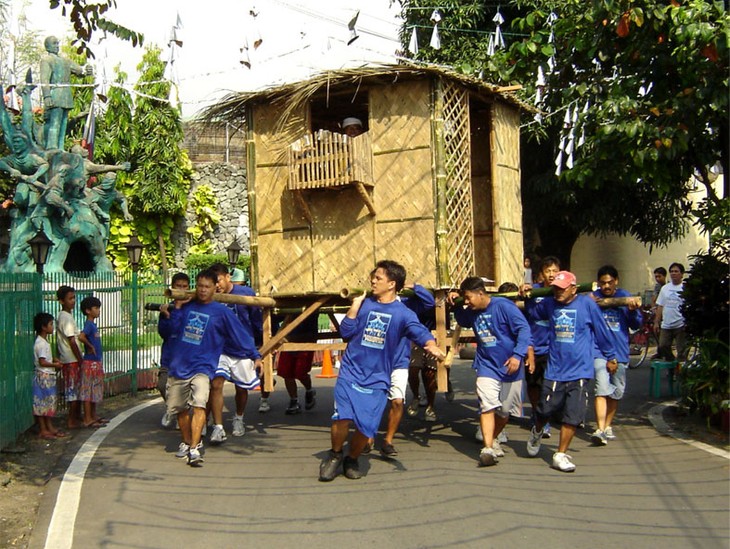 Bayanihan, house-moving tradition of the Philippines  - ảnh 2