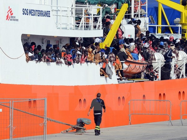 Migrant crisis: Italy begins Libya naval mission - ảnh 1