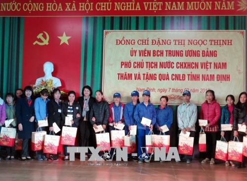 Vice President delivers New Year gifts to needy people - ảnh 1