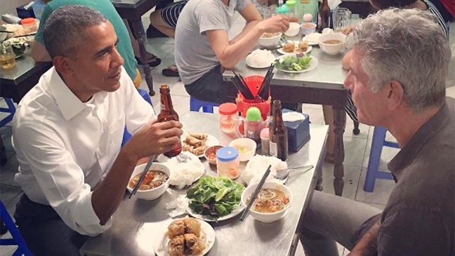 “Obama” grilled pork noodles in Hanoi with Italian customers - ảnh 1