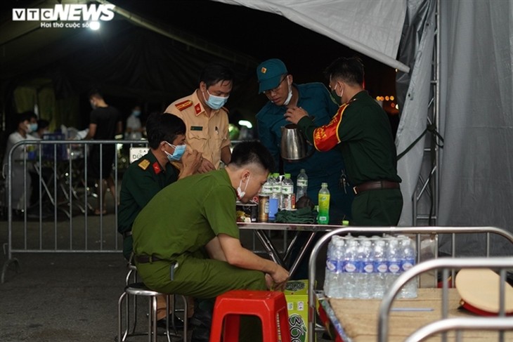 A working day of frontline forces at COVID-19 checkpoints - ảnh 1