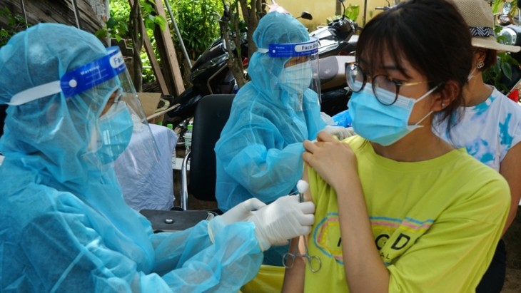 Vietnam aims to control fresh coronavirus outbreak in September - ảnh 1