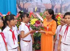 Во Вьетнаме отмечается День учителя - ảnh 2