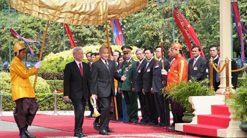 Церемония встречи Генерального секретаря ЦК КПВ в Королевском дворце Камбоджи - ảnh 1