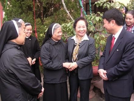 Вице-президент СРВ посетила католический приход Кимшон в связи с Рождеством - ảnh 1
