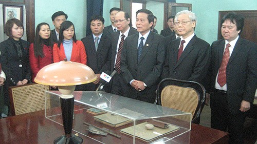 Руководители Партии и Государства посетили мавзолей президента Хо Ши Мина - ảnh 1