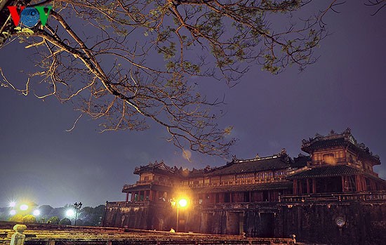 Тихий город Хюэ в ночное время - ảnh 2