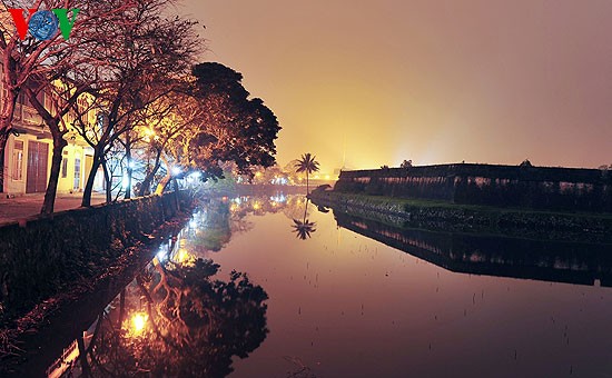 Тихий город Хюэ в ночное время - ảnh 4