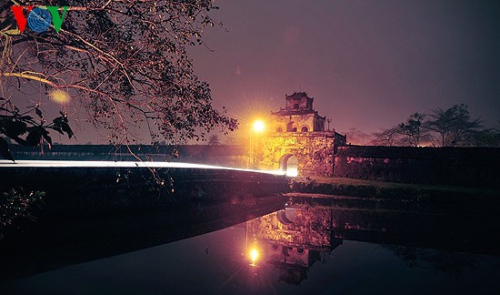 Тихий город Хюэ в ночное время - ảnh 5