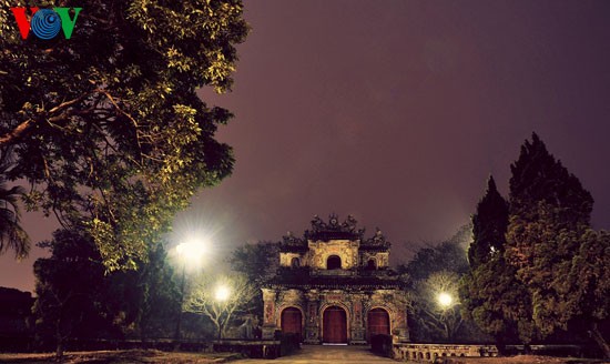 Тихий город Хюэ в ночное время - ảnh 6