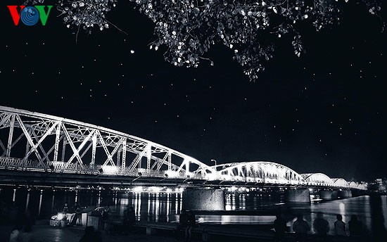 Тихий город Хюэ в ночное время - ảnh 8