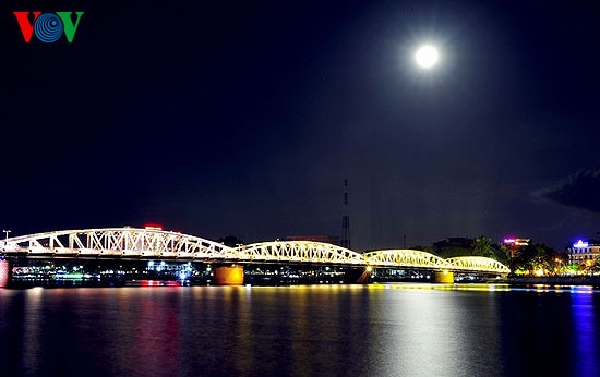 Тихий город Хюэ в ночное время - ảnh 10