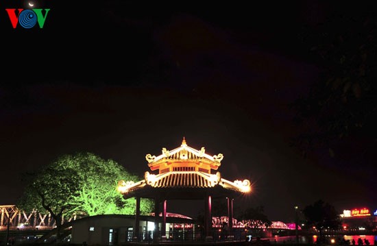 Тихий город Хюэ в ночное время - ảnh 11
