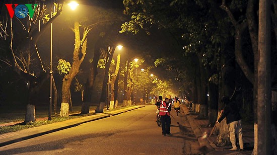 Тихий город Хюэ в ночное время - ảnh 12