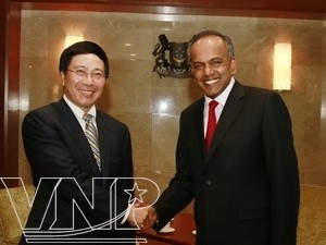 Визит министра иностранных дел Вьетнама Фам Бинь Миня  в Сингапур - ảnh 1