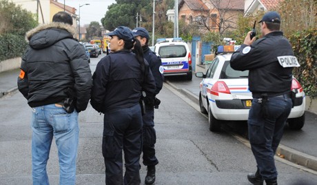 Французская полиция стремится взять подозреваемого в убийствах живым - ảnh 1