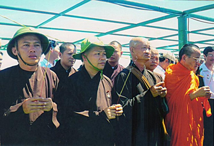 Монахи отправляются в островной уезд Чыонгша для буддийской службы - ảnh 1