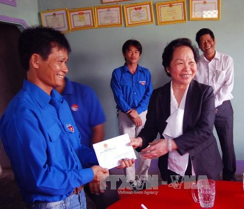 Вице-президент Вьетнама Нгуен Тхи Зоан передала подарки семьям льготников - ảnh 1