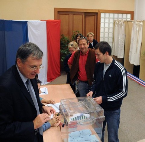 Во Франции начался первый тур выборов президента - ảnh 1