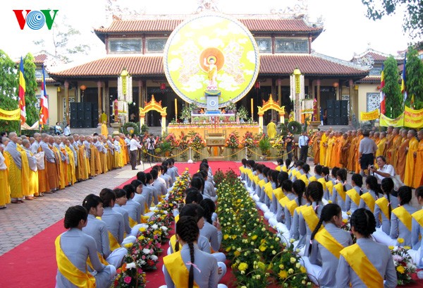 Празднование 2556-ой годовщины со дня рождения Будды в городе Хюэ - ảnh 1
