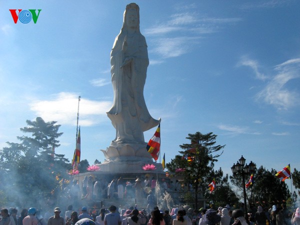 Празднование 2556-ой годовщины со дня рождения Будды в городе Хюэ - ảnh 9
