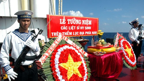Церемония почтения памяти солдат, павших за Родину на островах Чыонгша - ảnh 1