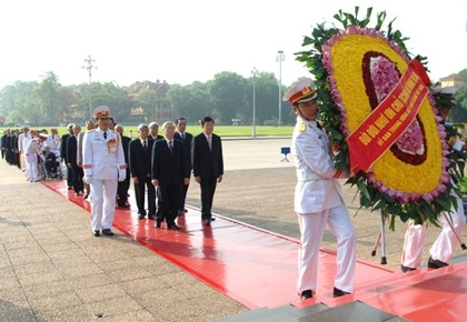 Руководители Вьетнама посетили Мавзолей Хо Ши Мина в связи с его днём рождения - ảnh 1