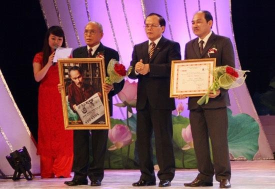 Руководители Вьетнама посетили Мавзолей Хо Ши Мина в связи с его днём рождения - ảnh 2