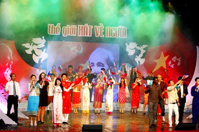 Иностранные студенты поют о президенте Хо Ши Мине - ảnh 1