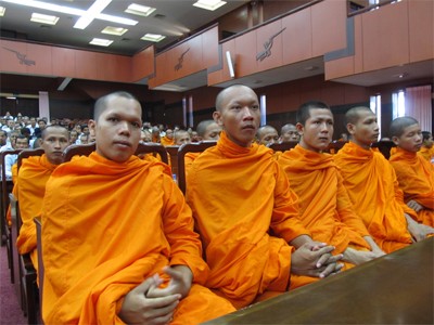 Встреча с почтенными монахами в общинах провинции Баклиеу - ảnh 1