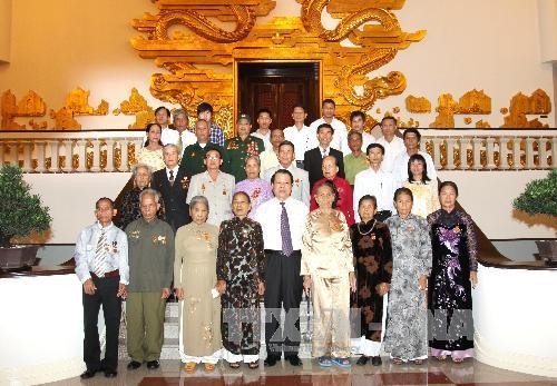 Премьер-министр СРВ Ву Ван Нинь принял делегацию ветеранов войны,... - ảnh 1